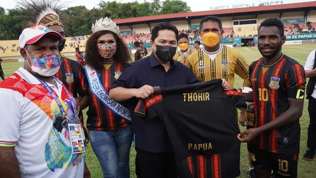Menteri BUMN Erick Thohir menonton secara langsung pertandingan sepak boleh putra PON XX Papua pada Minggu (3/10/2021). (Dok Istimewa)