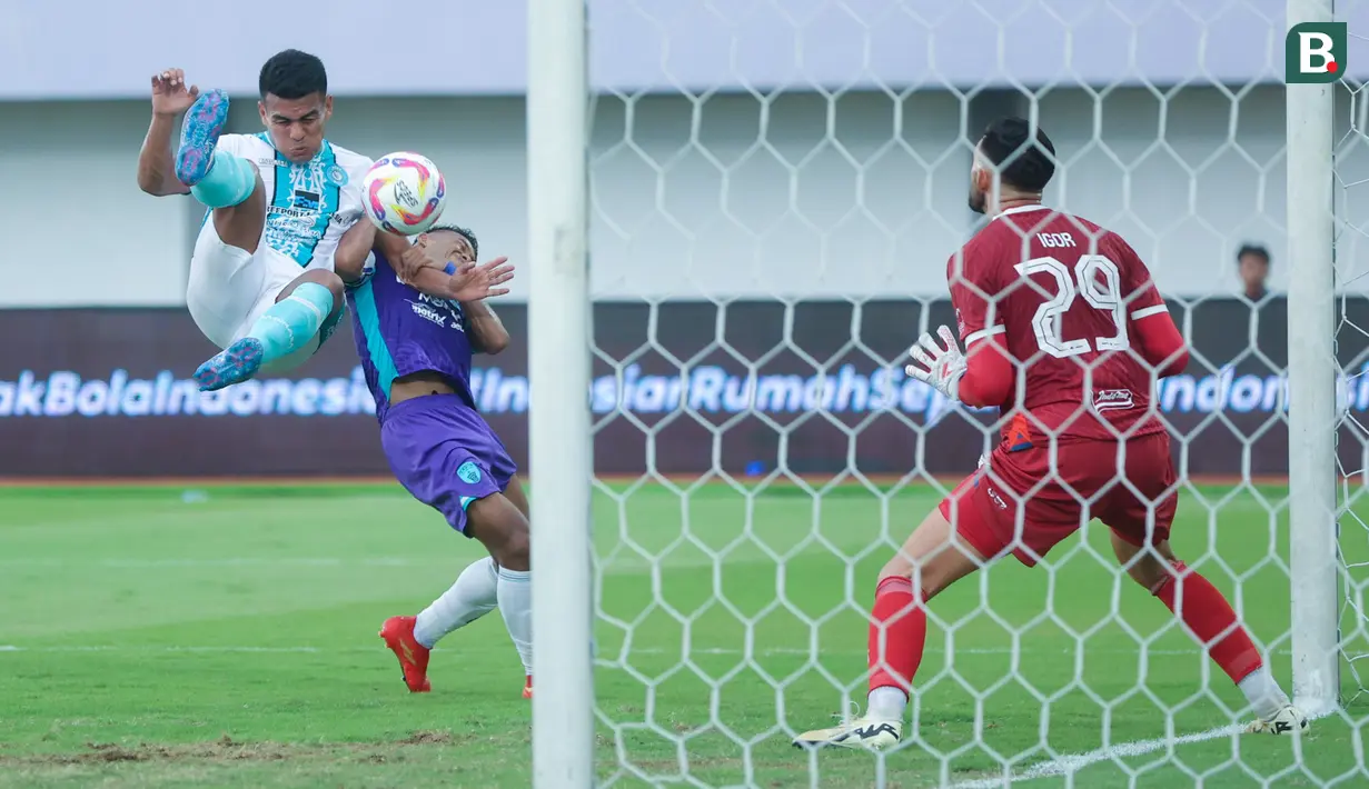 Pemain PSBS Biak, Alexandro Santos, mencetak gol ke gawang Persita Tangerang pada laga BRI Liga 1 di Stadion Indomilk Arena, Sabtu (3/5/2025) petang WIB. (Bola.com/M Iqbal Ichsan)