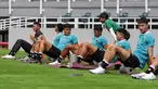 Sejumlah pemain Timnas Indonesia melakukan latihan resmi menjelang laga FIFA Matchday melawan Palestina di Stadion Gelora Bung Tomo (GBT), Surabaya, (6/6/2023). Hanya ada 8 pemain yang mengikuti sesi tersebut. Mereka adalah Sandy Walsh, Andy Setyo, Rafael Struick, Ivar Jenner, Syahrul Trisna, Dendy Sulistyawan, Fachruddin Aryanto, dan Dimas Drajad. (Bola.com/Wahyu Pratama)
