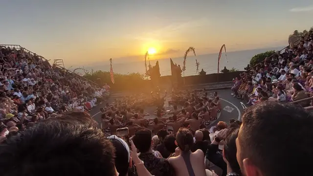 Pertunjukan Tari Kecak dengan Latar Sunset di Pura Uluwatu, Bali