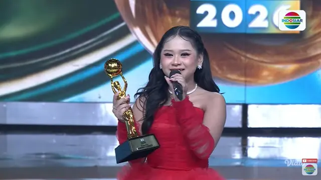 April DA menang penghargaan (Youtube Indosiar)