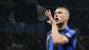 Pemain Inter Milan, Edin Dzeko melakukan selebrasi setelah mencetak gol pertama timnya ke gawang AC Milan pada laga leg pertama semifinal Liga Champions 2022/2023 di San Siro, Milan, Italia, Kamis (11/05/2023) WIB. Laga dimenangkan oleh Nerazzurri dengan skor 2-0. (AP Photo/Antonio Calanni)