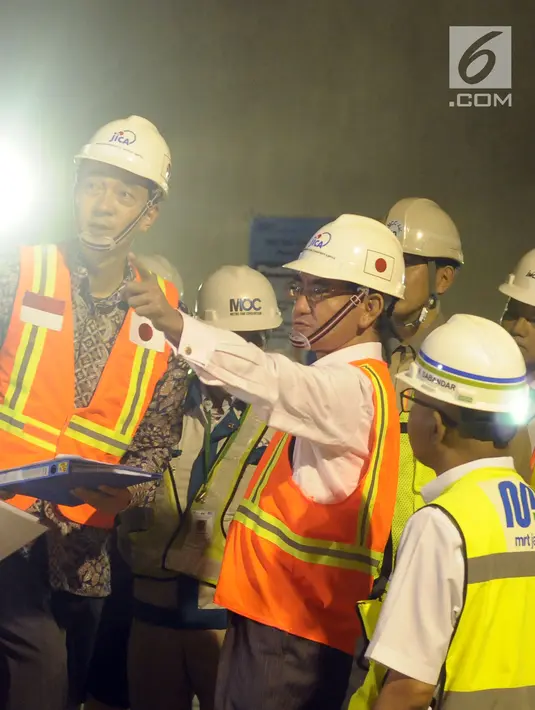 Menteri Luar Negeri Jepang Taro Kono (tengah) saat meninjau perkembangan proyek kereta MRT di Stasiun Bundaran HI, Jakarta, Senin (25/6). Taro Kono didampingi oleh Direktur Utama PT MRT William Sabandar. (Liputan6.com/Helmi Fithriansyah)