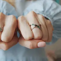 Ilustrasi Model Cincin Kembar Ibu dan Anak Perempuan (Credit: wirestock/freepik)