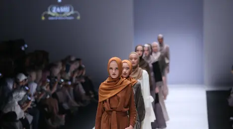 Jadi Desainer Zaskia Sungkar Dan 4 Artis Ini Makin Sukses News Entertainment Fimela Com