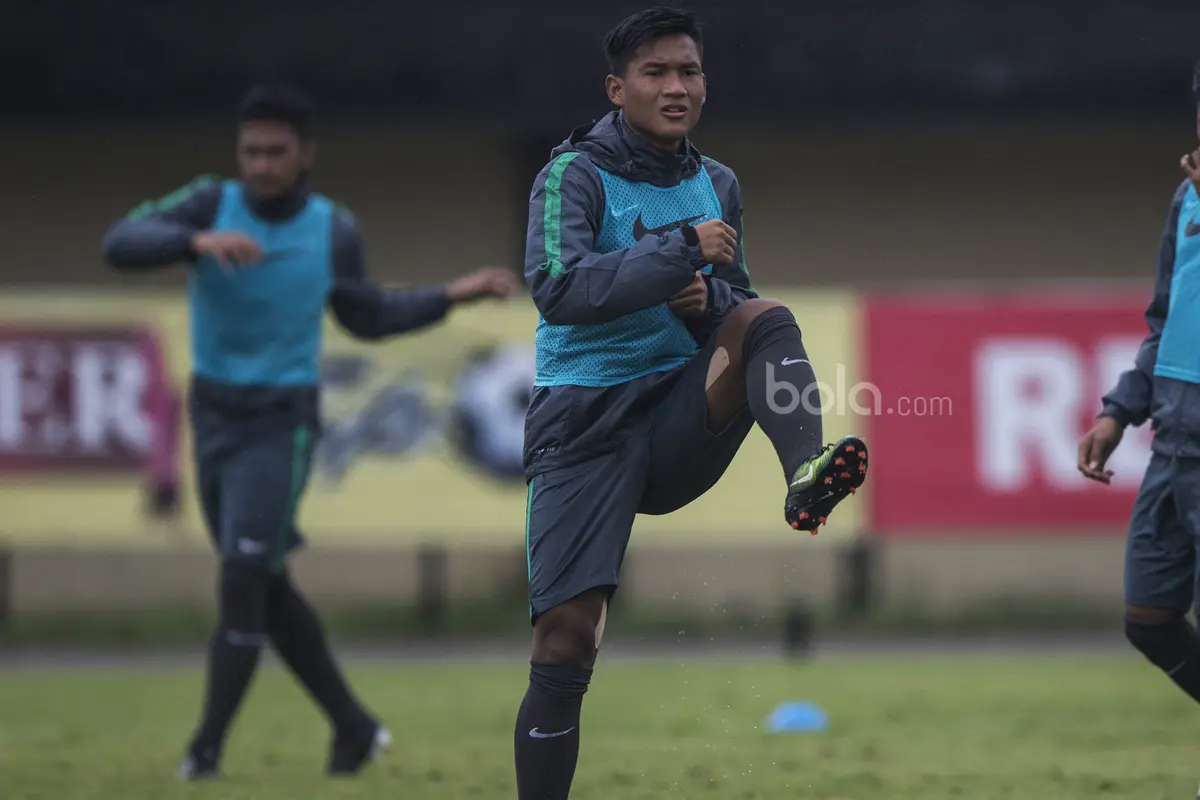 FOTO: Hujan, Timnas Indonesia U-22 Tetap Semangat Latihan