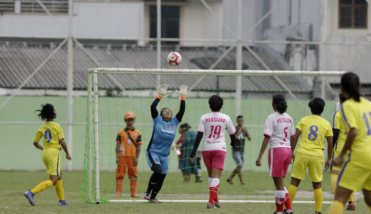 Pemain tim Persijap saat melawan tim putri BMIFA di lapangan VIJ, Petojo, Jakarta, Sabtu (16/2). Acara ini rangkaian dari Festival 125 Tahun MH Thamrin. (Bola.com/Yoppy Renato)