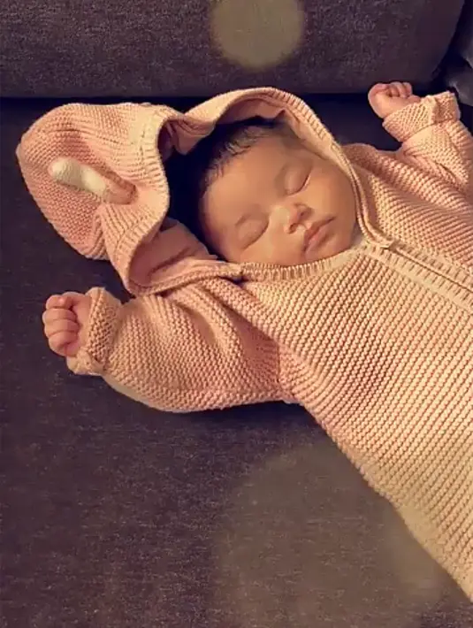 Waahh.. sepertinya para penggemar sudah bisa melepaskan rasa rindu mereka pada anak Kylie Jenner, ya! (instagram/kyliejenner)