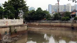 Ceceran sampah terlihat menggenang di Kali Krukut dekat TPU Karet Bivak Jakarta, Sabtu (5/11). Tampak warga menghabiskan waktu dengan memancing ikan di sisi Kali Krukut. (Liputan6.com/Helmi Fithriansyah)