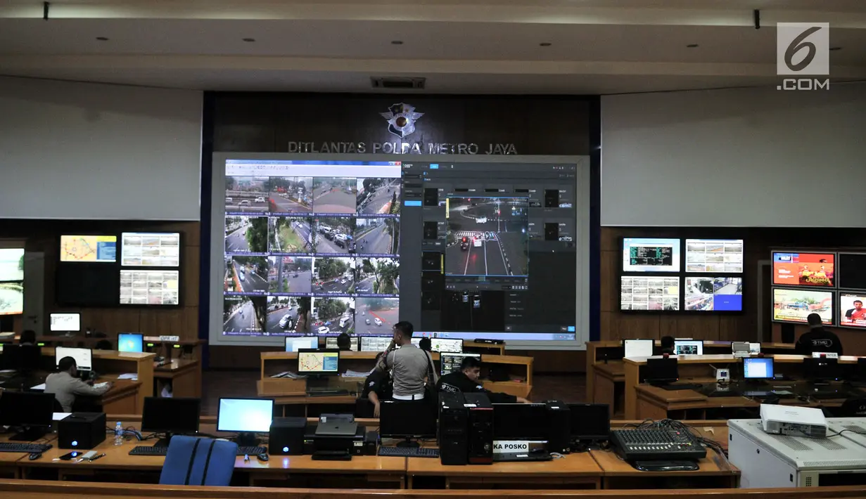 Suasana ruang kontrol Ditlantas Polda Metro Jaya, Jakarta, Senin (1/10). Uji coba sistem tilang elektronik atau electronic traffic law enforcment (ETLE) berlaku mulai 1 Oktober. (Merdeka.com/Iqbal S. Nugroho)