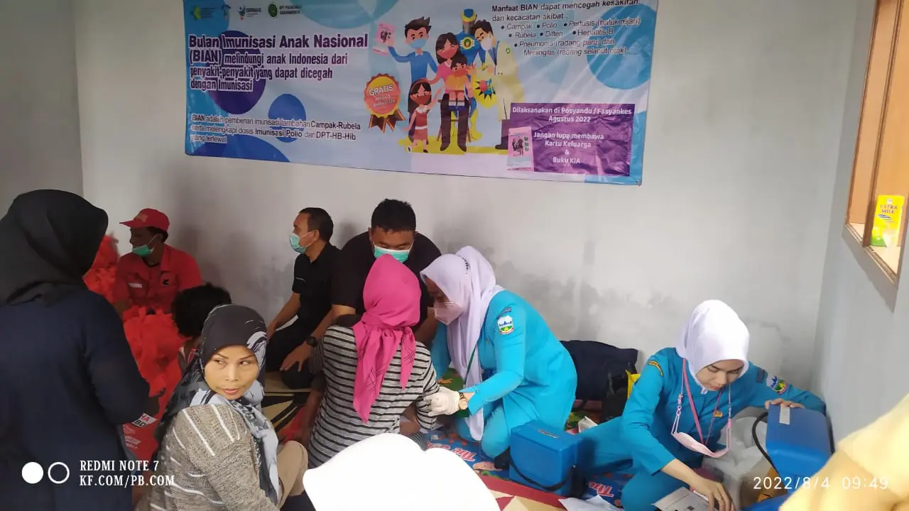 Anggota DPRD Garut Yudha Puja Turnawan bersama petugas Dinkes Garut tengah melakukan imunisasi dasar bagi puluhan balita di Kecamatan Karangpawitan. (Liputan6.com/Jayadi Supriadin)