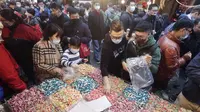 Pengunjung berbelanja makanan manis untuk perayaan Tahun Baru Imlek mendatang di pasar Jalan Dihua di Taipei, Taiwan, Jumat, 20 Januari 2023. Pembeli Taiwan mulai berburu makanan lezat, jajanan kering, dan barang murah lainnya di pasar menjelang perayaan Tahun Baru Imlek yang menurut kalender lunar akan berlangsung pada 22 Januari. (AP Photo/Chiang Ying-ying)