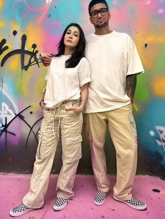 Sesekali, ia juga tampak twinnies dengan sang suami. Celana cargo dan t-shirt hadirkan kesan boyish yang memikat.  [Foto: Instagram/ Mieke Amalia]