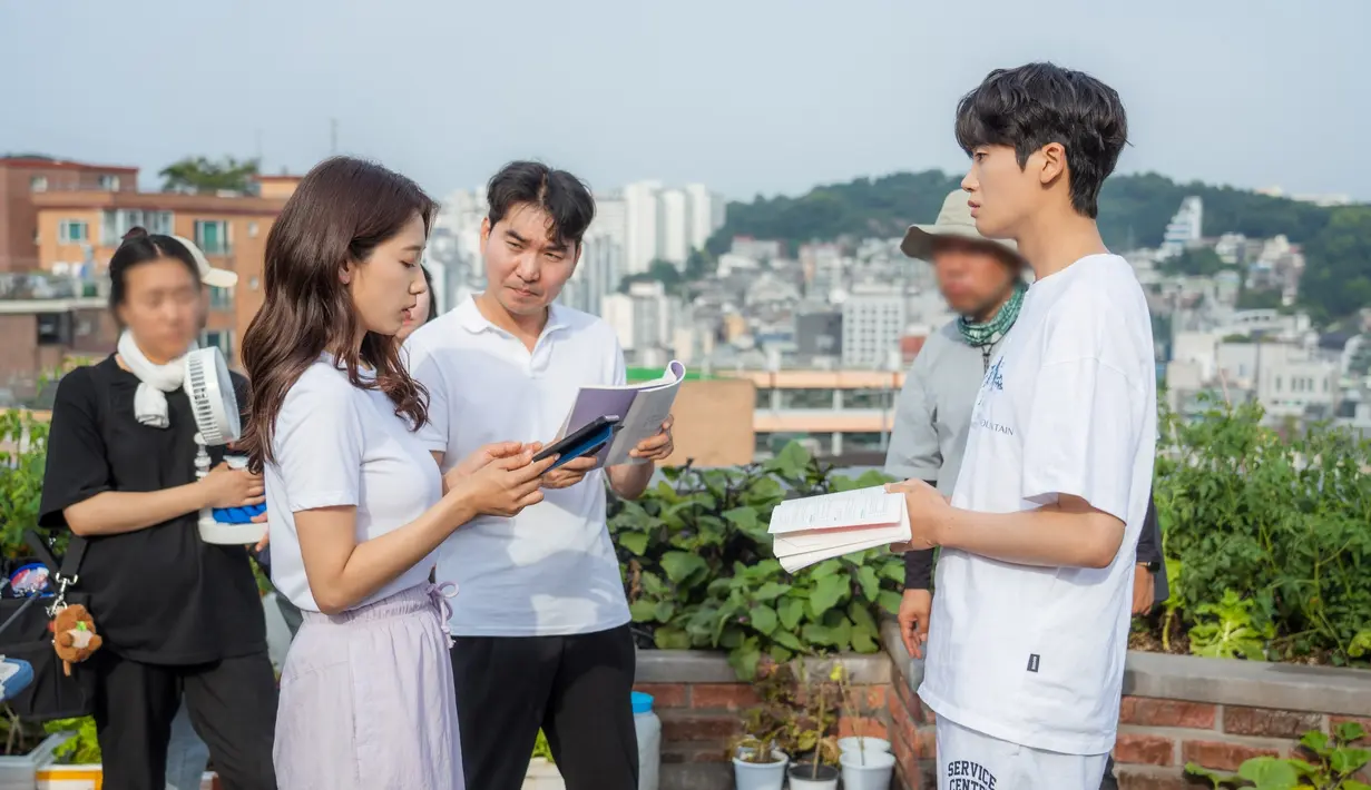 Di sisi lain, suasana berubah menjadi serius saat para aktor berlatih di luar kamera. Sebelum syuting, Park Shin Hye dan Park Hyung Sik berdiskusi dengan Sutradara Oh Hyun Jong, menyalurkan semangat untuk membuat proyek ini lebih sempurna. (Foto: JTBC)