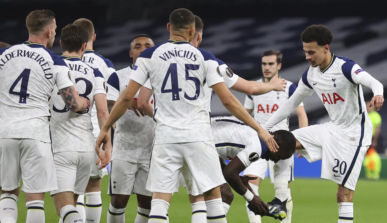 Gelandang Tottenham Hotspur, Dele Alli (kanan) bersama rekan setim merayakan gol pertama timnya ke gawang Wolfsberger dalam laga leg kedua babak 32 Besar Liga Europa 2020/21 di Tottenham Hotspur Stadium, Rabu (25/2/2021). Tottenham menang 4-0 atas Wolfsberger. (AP/Julian Finney/Pool)