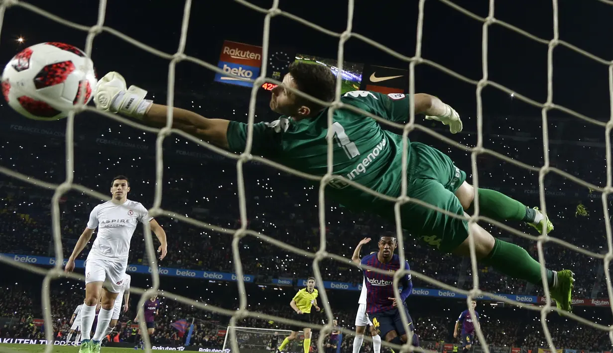 Striker Barcelona, Malcom, mencetak gol ke gawang Cultural Leonesa pada laga Copa del Rey di Stadion Camp Nou, Rabu (5/12). Barcelona menang 4-1 atas Cultural Leonesa. (AP/Manu Fernandez)