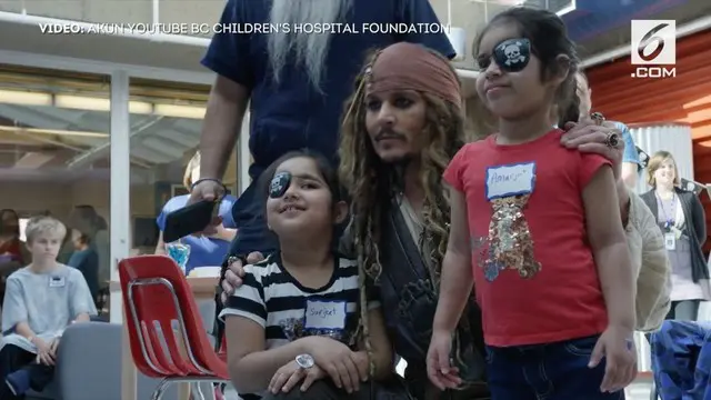 Johnny Depp rela menjadi Kapten Jack Sparrow demi menghibur anak-anak di rumah sakit.