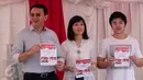 Calon gubernur DKI, Basuki Tjahaja Purnama (Ahok) bersama istri, Veronica Tan dan anaknya Nicholas Sean menunjukkan surat suara sebelum mencoblos pada Pilkada DKI putaran kedua di TPS 54 di Pluit, Jakarta Utara, Rabu (19/4). (Liputan6.com/Faizal Fanani)