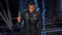 Aktor Mahershala Ali memberikan pidato kemenangannya di atas podium Academy Awards ke-89, Los Angeles, Minggu (26/2). Mahershala Ali meraih piala Oscar 2017 untuk nominasi Aktor Pendukung Terbaik di film Moonlight. (Photo by Chris Pizzello/Invision/AP)