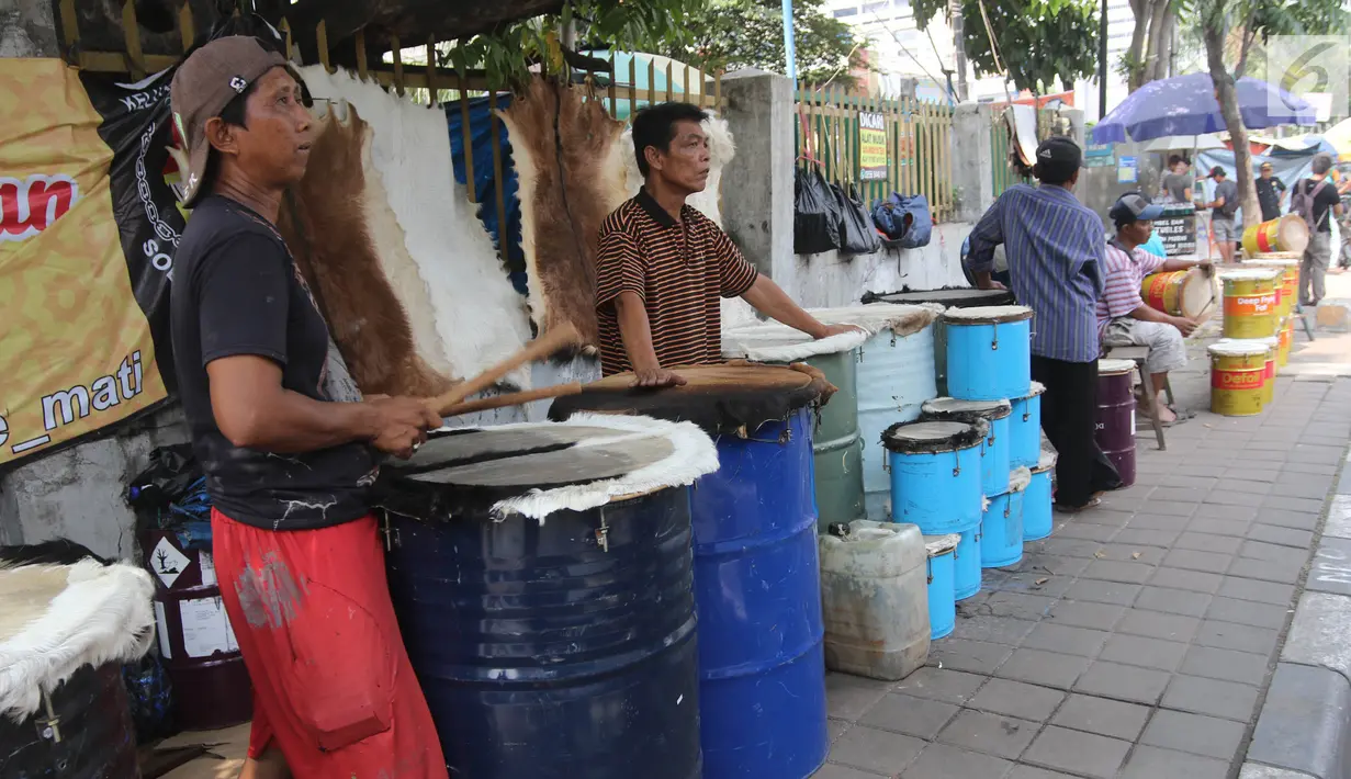 Penjual bedug menjajakan berbagai macam model bedug di Jalan KH Mas Mansyur, Tanah Abang, Jakarta, Kamis (31/5). Memasuki pertengahan bulan Ramadan, penjualan bedug mengalami peningkatan. (Liputan6.com/Arya Manggala)