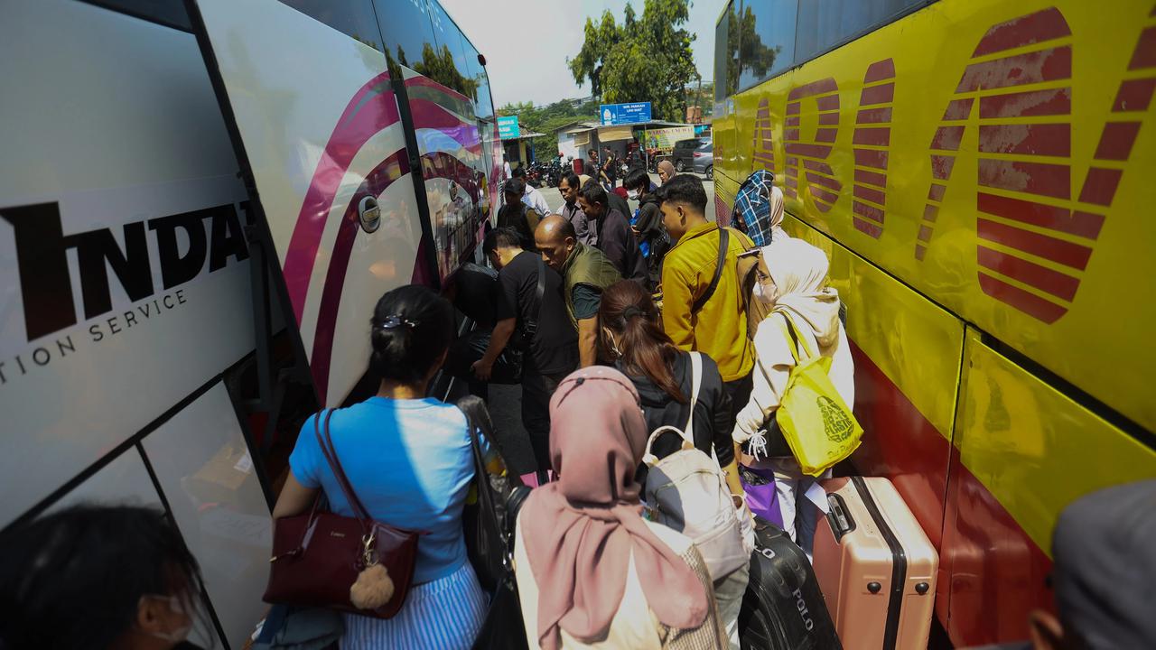 FOTO: Pemudik Padati Terminal Kampung Rambutan Menjelang Lebaran