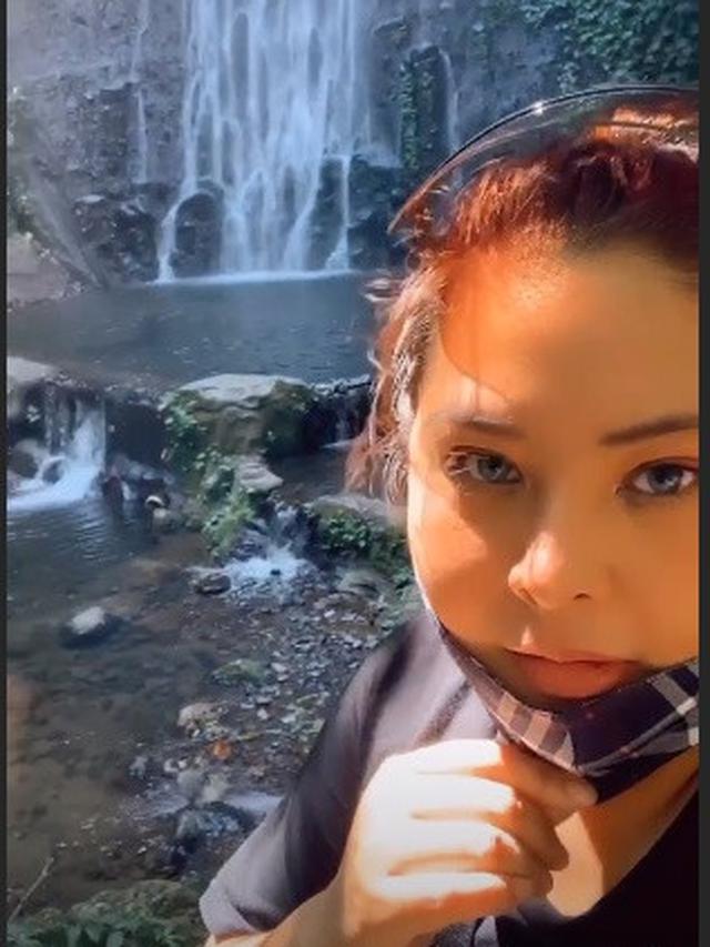 Main Ke Air Tenjun Ini 7 Momen Liburan Audy Item dan Iko Uwais