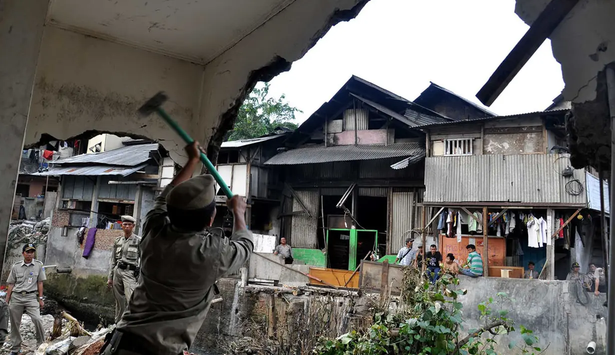 Pemprov Jakarta Selatan kembali menertibkan sejumlah bangunan liar semi permanen di sepanjang bantaran kali Mampang, Jakarta, (19/8/2014). (Liputan6.com/Miftahul Hayat)