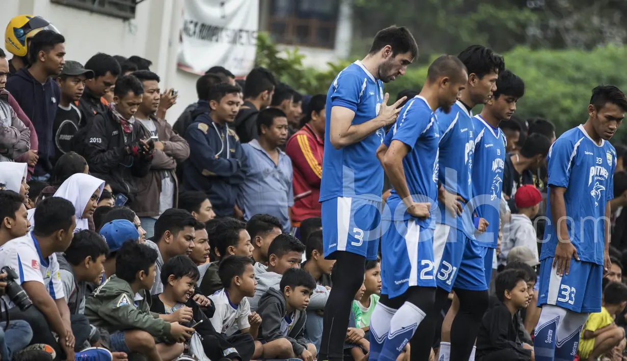 Ribuan Bobotoh menonton latihan Persib Bandung. Namun sayang Michael Essien batal mengikuti latihan perdana karena lelah akibat baru sampai dan harus langsung mencari tempat tinggal. (Bola.com/Vitalis Yogi Trisna)
