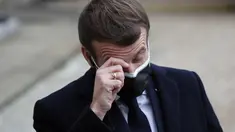 Presiden Prancis Emmanuel Macron saat mendengarkan pidato Perdana Menteri Portugis Antonio Costa di Paris (16/12/2020). Presiden Prancis Emmanuel Macron dinyatakan positif COVID-19, Istana kepresidenan Elysee mengumumkan pada hari Kamis (17/12). (AP Photo/Francois Mori)