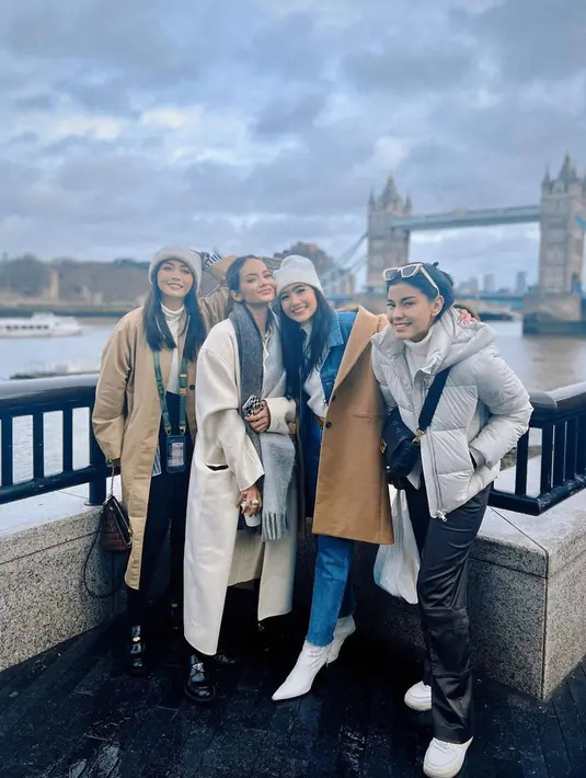 Sebelum beranjak ke Paris, banyak destinasi wisata yang dikunjungi para selebriti ini di London. Beberapa tempat bersejarah yang sudah terkenal di seluruh dunia pun mereka kunjungi bersama sambil menunjukan kekompakan. (Liputan6.com/IG/@febbyrastanty)