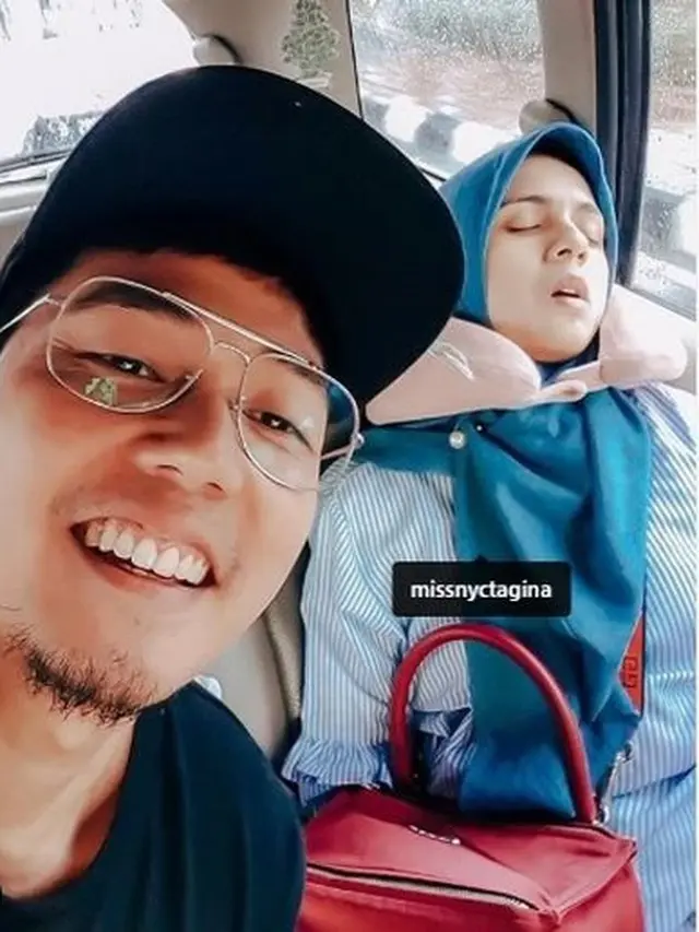 6 Pose Seleb Saat Tidur di Mobil Ini Curi Perhatian, Netizen: Tetap Cantik Kok