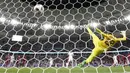 Kiper Iran, Meshaal Barsham gagal menghalau bola tendangan penalti pemain Iran, Alireza Jahan Bakhsh pada laga semifinal Piala Asia 2023 di Al Thumama Stadium, Doha, Qatar, Rabu (07/02/2024). (AFP/Aijaz Rahi)