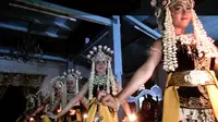 Bedaya Rimbe, tarian klasik khas Keraton Kanoman Cirebon, memeriahkan Festival Keraton Nusantara XI. (Liputan6.com/Panji Prayitno)