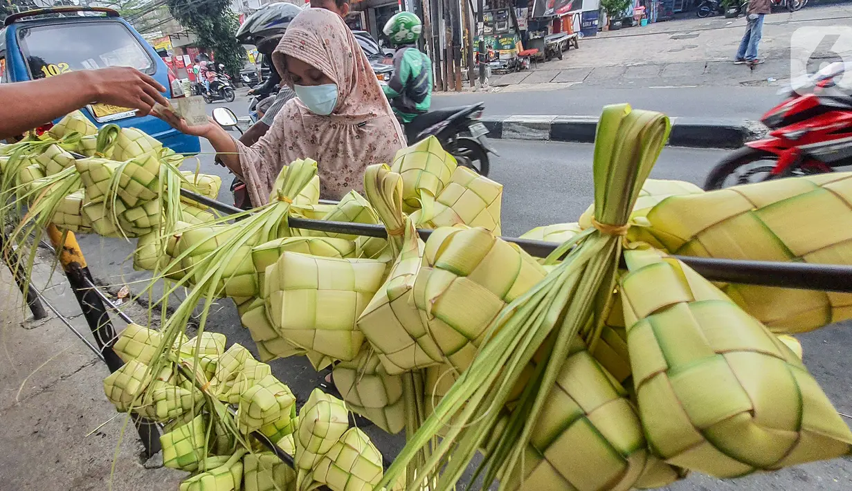 Warga membeli kulit ketupat dari anyaman daun kelapa muda (janur) di Pasar Pondok Labu, Jakarta Selatan, Kamis (30/7/2020). Memasuki Hari Raya Idul Adha, pedagang musiman kulit ketupat menjualnya dengan harga Rp 5 ribu hingga Rp 15 ribu. (Liputan6.com/Fery Pradolo)