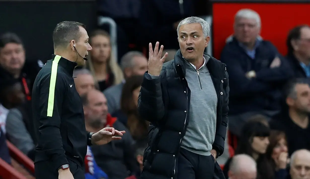 Pelatih Manchester United, Jose Mourinho, memprotes wasit cadangan pada laga melawan Burnley di Stadion Old Trafford, Sabtu (29/10/2016). (Action Images via Reuters/Carl Recine)