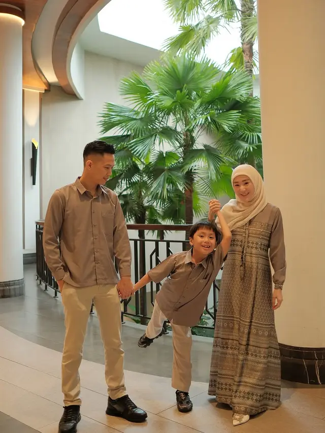 6 Potret Larissa Chou Buka Puasa Bareng Suami dan Anak, Momen Bahagia Keluarga