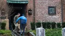 Pekerja memasukkan barang-barang keluarga Presiden Barack Obama ke rumah sewaan di lingkungan Kalorama dari Washington, 17 Januari 2017. Obama dan keluarga akan menempati rumah sewaan seluas 761 meter persegi. (AP Photo/Cliff Owen)
