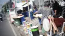 Beduk-beduk dijajakan di kawasan Tanah Abang, Jakarta, Senin (13/5/2019). Memasuki bulan suci Ramadan, pesanan beduk mengalami peningkatan dibanding bulan-bulan biasanya. (Liputan6.com/Faizal Fanani)