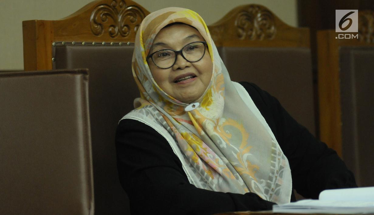 Mantan Menteri Kesehatan Siti Fadilah Supari saat menjalani sidang perdana PK kasus korupsi pengadaan alat kesehatan di Pengadilan Tipikor, Jakarta, Kamis (31/5). Sebelumnya, Siti Fadilah dipidana penjara empat tahun. (Liputan6.com/Helmi Fithriansyah)