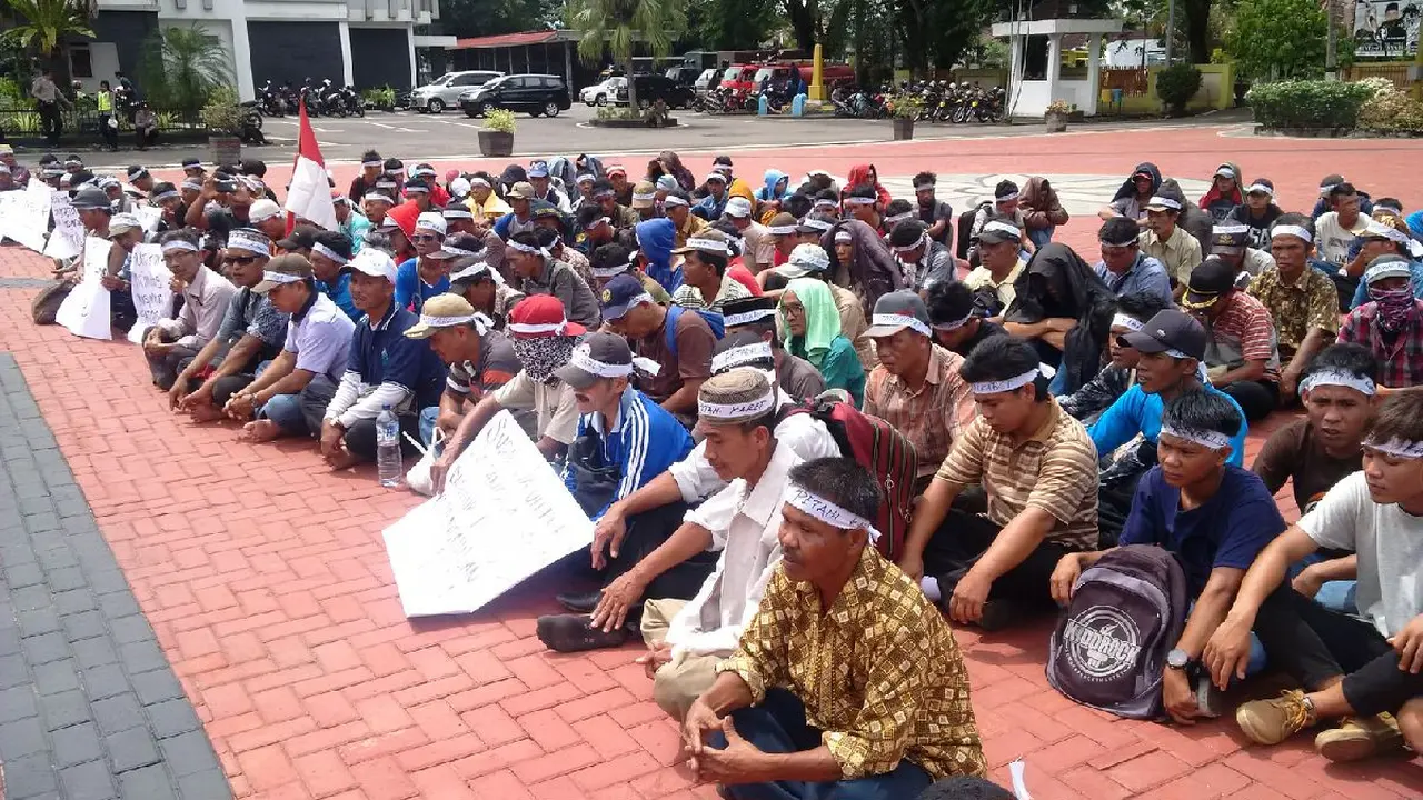 Ritual Khusus Petani Karet Tolak Penggusuran Lahan di Muara Enim