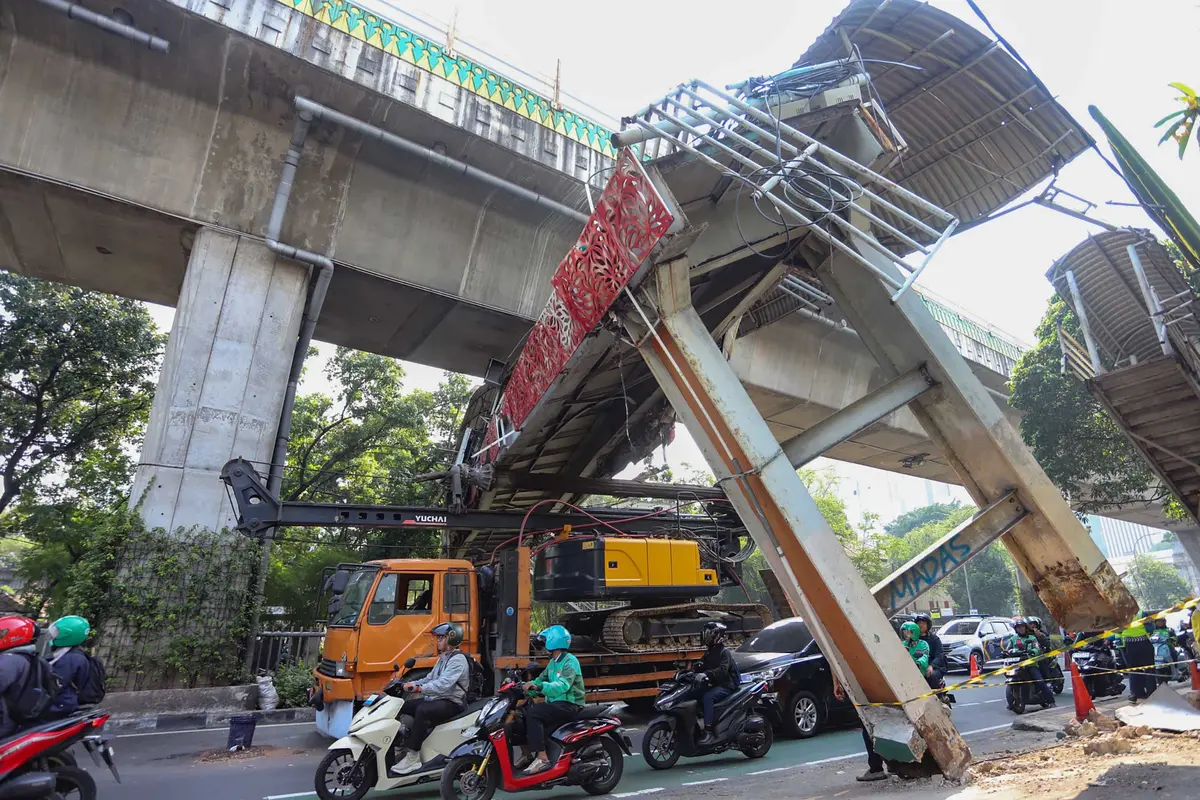 JPO Tendean Nyaris Ambruk Usai Ditabrak Truk Crane
