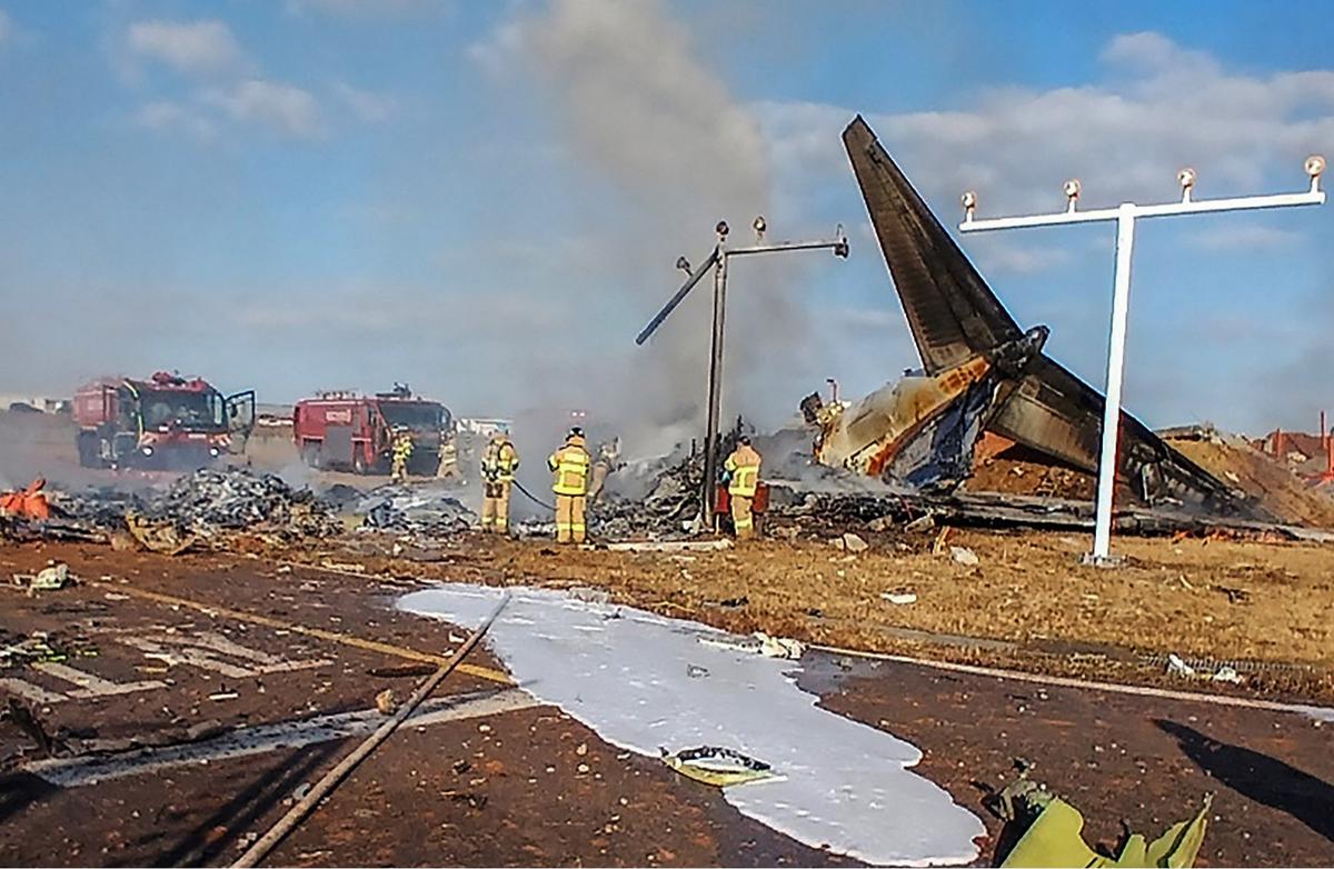 Tim SAR Evakuasi Korban Pesawat Jeju Air yang Jatuh Terbakar