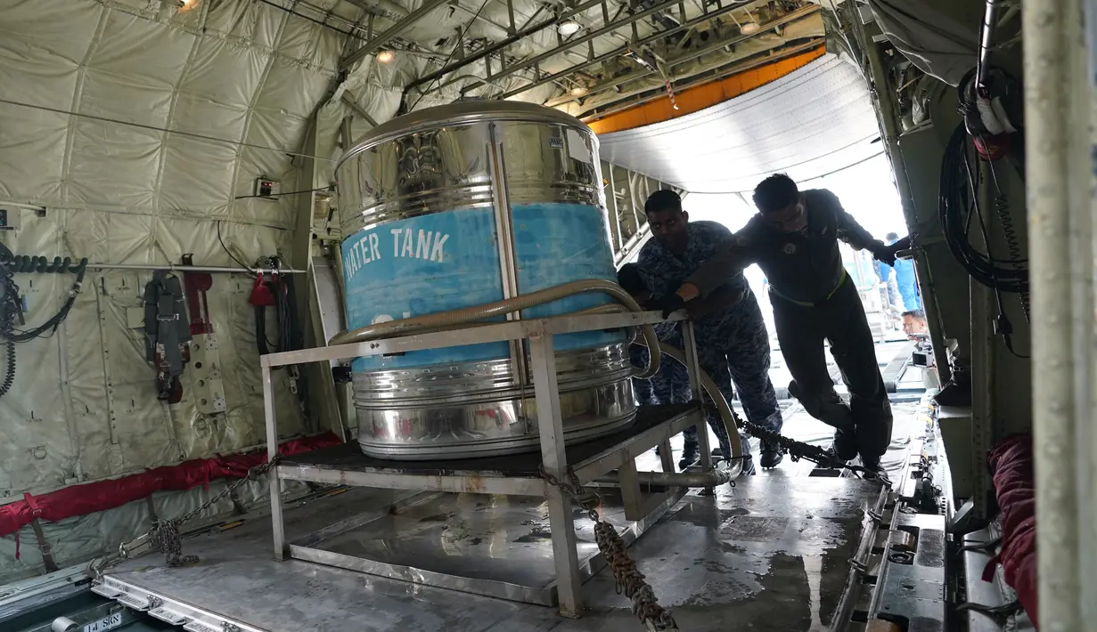 Tangki berisi larutan air garam dimasukkan ke dalam pesawat saat akan proses penyemaian awan di Pangkalan Udara Militer Subang, Malaysia, Kamis (19/9/2019). Malaysia melakukan operasi penyemaian awan untuk mendorong hujan dalam mengatasi kabut asap yang melanda. (AP Photo/Vincent Thian)