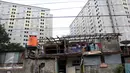Penampakan bangunan usai dibongkar sendiri oleh pemiliknya, di sekitar rel kereta api di kawasan Rawajati, Kalibata, Jakarta, Rabu (10/6/2015). Warga rela membongkar sendiri rumahnya karena bermukim di lahan milik PT KAI. (Liputan6.com/Helmi Afandi)