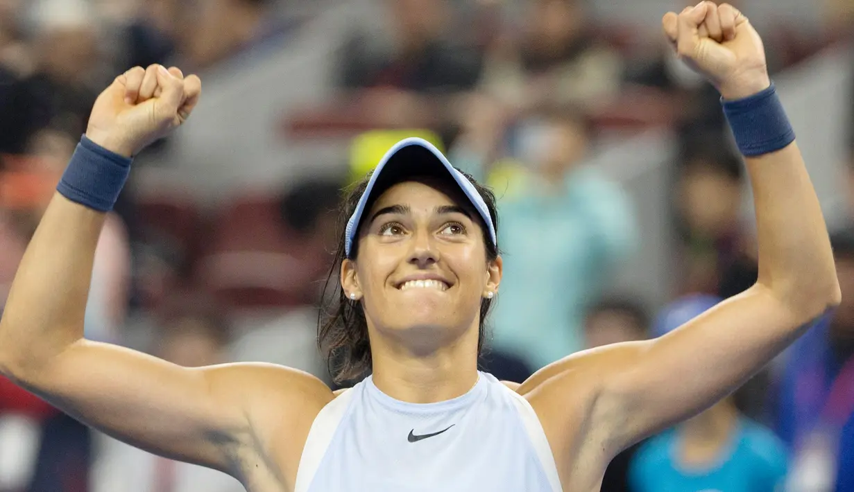 Petenis Prancis, Caroline Garcia merayakan kemenangan atas petenis nomor satu dunia Simona Halep pada final China Terbuka di Beijing, Minggu (8/10). Petenis Prancis yang tidak diunggulkan itu mengalahkan Halep lewat skor 6-4, 7-6. (AP/Ng Han Guan)