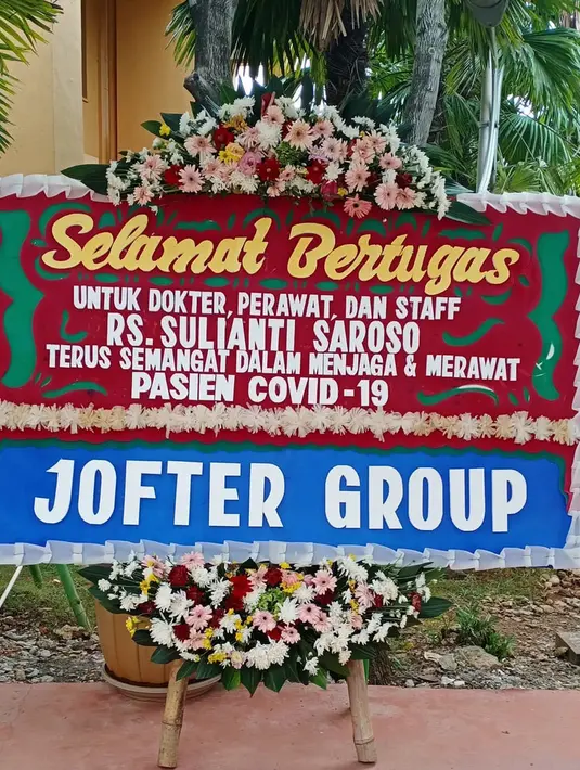 Karangan bunga dukungan untuk tim medis terlihat di RSPI Sulianti Saroso di Jakarta, Jumat (20/3/2020). Kiriman bunga itu dikirimkan oleh masyarakat untuk memberikan semangat sekaligus mendoakan para tenaga medis yang sedang bertugas. (Liputan6.com/@rspi_suliantisaroso)