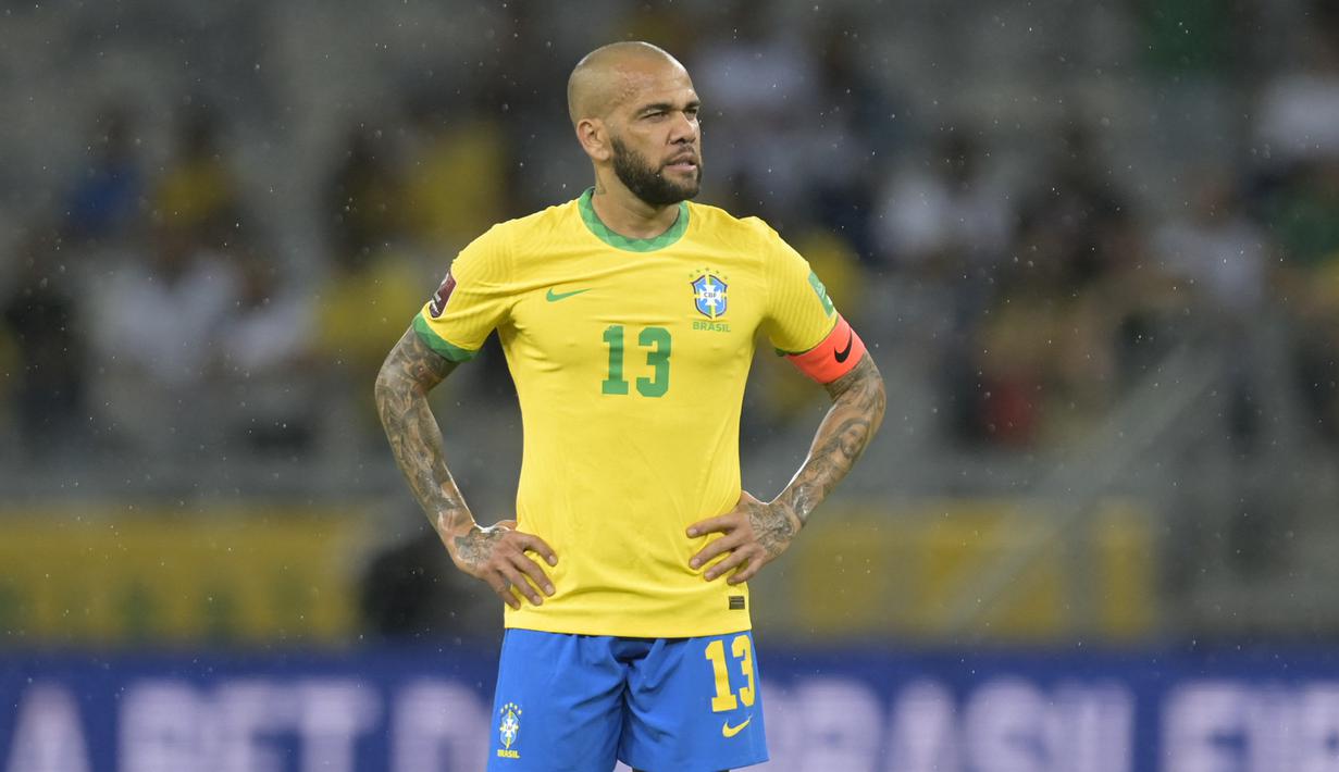 Beberapa kejutan memang telah diambil oleh Tite, pelatih Timnas Brasil menyusul diumumkannya 26 nama skuad Tim Samba yang akan berlaga di Piala Dunia 2022 Qatar. Selain tidak memasukkan nama Roberto Firmino, publik juga seolah dibuat bertanya-tanya dengan keputusannya memnyertakan pemain senior Dani Alves yang telah menginjak usia 39 tahun. Jika ia dimainkkan di Qatar nanti, otomatis ia akan mencatat rekor sebagai pemain tertua Brasil yang bermain di Piala Dunia sepanjang sejarah. (AFP/Douglas Magno)