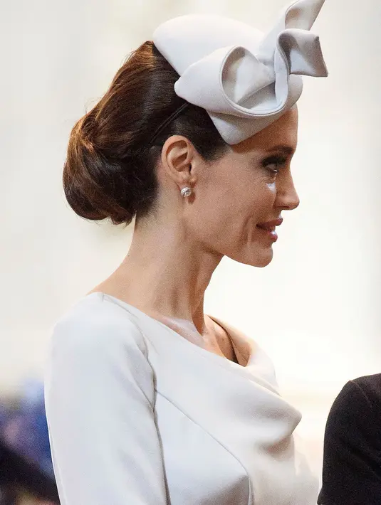 Aktris Angelina Jolie menghadiri acara Service of Commemoration and Dedication St Michael & St George di, London, Kamis (28/6). Gayanya tersebut dipadukan makeup yang lembut dengan pulasan lipstik dan blush yang bernuansa rosy pink. (Leon Neal/PA via AP)