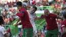 Bek Swiss, Fabian Schaer berusaha menyundul bola dari kawalan bek Portugal, Pepe pada pertandingan kedua Grup A2 UEFA Nations League di Stadion Jose Alvalade di Lisbon, Senin (6/6/2022). Portugal menang telak atas Swiss 4-0. (AP Photo/Armando Franca)