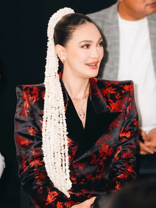 Ronce melati sendiri dikenal dengan gaya tradisonal yang kerap dikenakan saat momen penting. [@snap.nuel/@claudianrh]